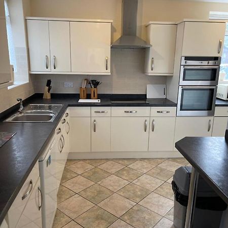 Spacious, Sleeps 17, 3 Bathrooms, Parking, Мансфилд Экстерьер фото